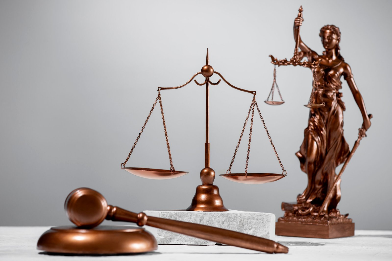 natureza-morta-com-balanca-da-justica